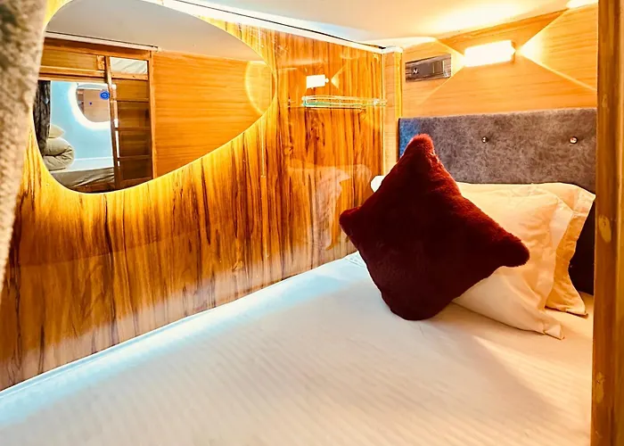 Yog Hostel- Social Backpacker In Thamel -rooftop-capsule Bunks Ac