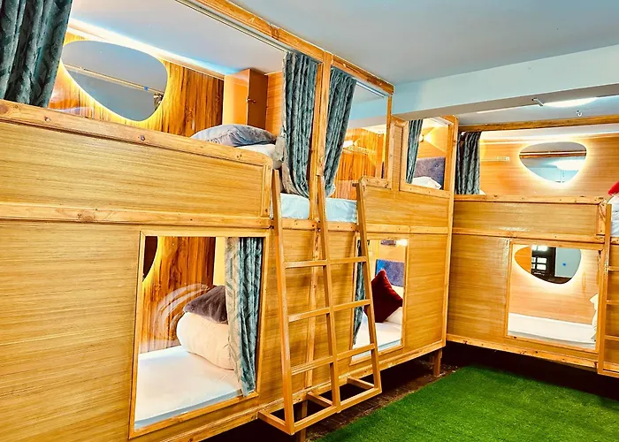 Yog Hostel- Social Backpacker In Thamel -rooftop-capsule Bunks Ac *